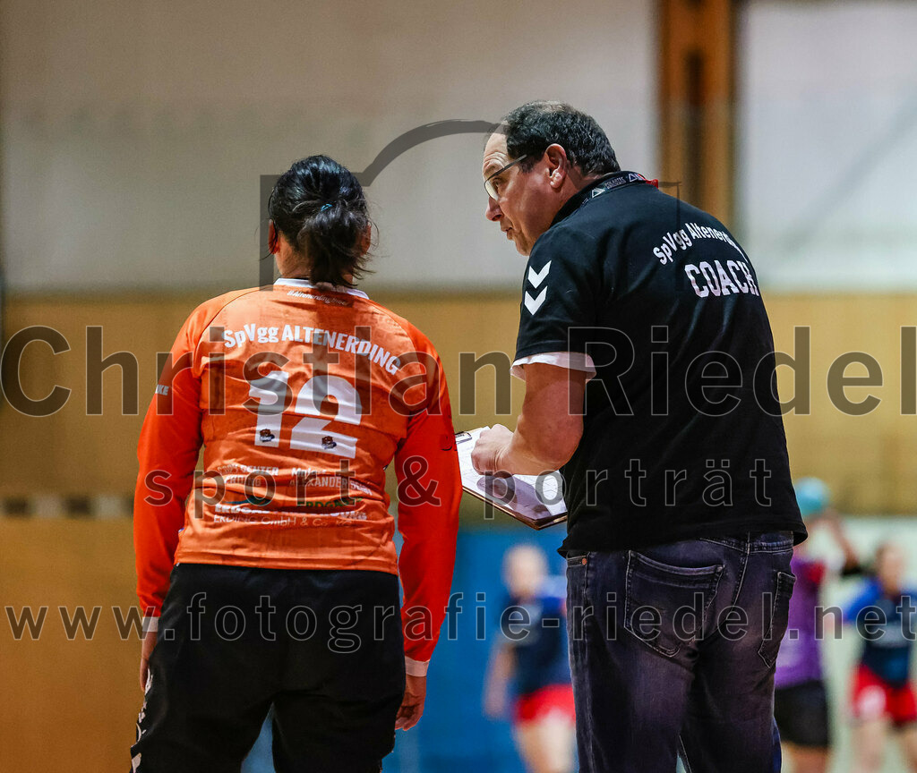 2023-12-09_004_SpVgg_Altenerding_gegen_HSG_Freising-Neufahrn | Erding, Deutschland, 09.12.2023:
Handball, Bezirksoberliga Frauen Altbayern 2023 / 2024, 9. Spieltag, SpVgg Altenerding gegen HSG Freising-Neufahrn, Endergebnis: 29:28

Torfrau Anna-Lena Schmitt (SpVgg Altenerding, #12)

Foto: Christian Riedel / fotografie-riedel.net