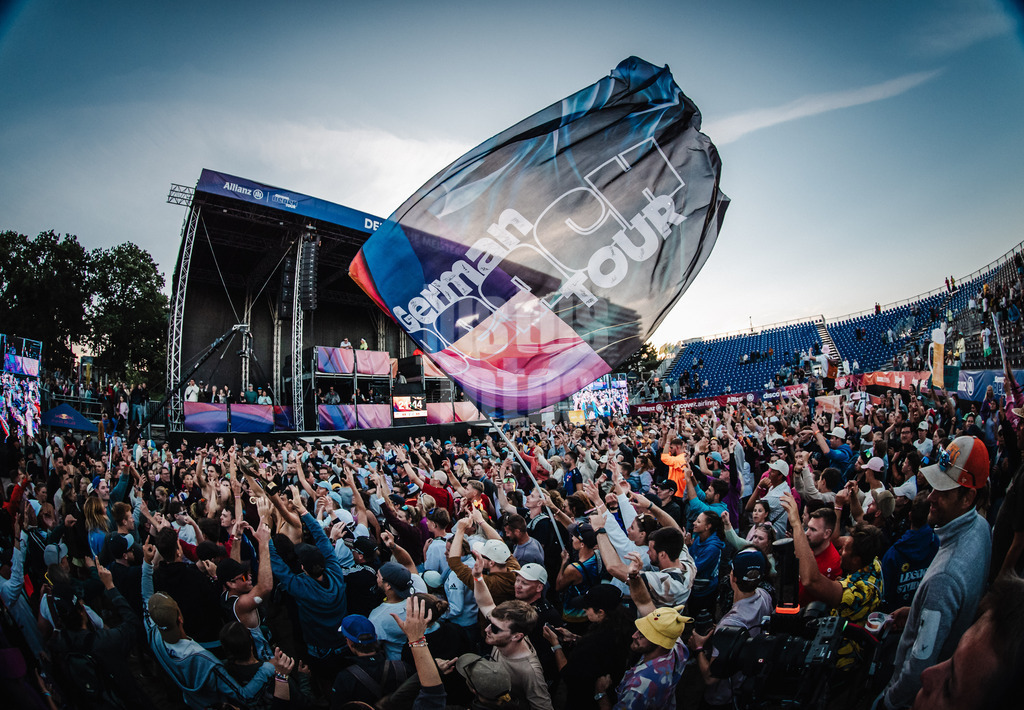 Beachvolleyball | Frauen und Männer | Deutsche Meisterschaften 2025 Timmendorfer Strand | 07.09.2025 | Die Fans feiern nach der Siegerehrung den Turnierabschluss auf dem Feld