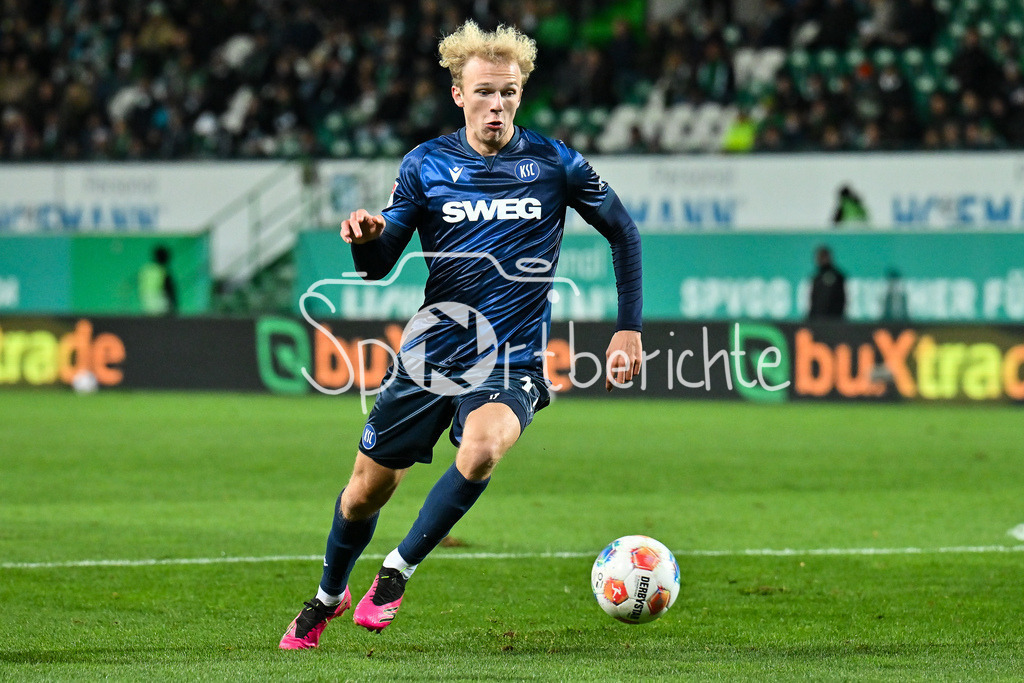 SpVgg Greuther Fürth - Karlsruher SC | FUERTH, GERMANY - OCTOBER 24: with ball Leon OPITZ (Karslruher SC 17) during the 2. bundesliga match between SpVgg Greuther Fuerth vs. Karlsruher SC on matchday 10 at Sportpark Ronhof Thomas Sommer on October 24, 2025 in Fuerth, Germany / DFL REGULATIONS PROHIBIT ANY USE OF PHOTOGRAPHS AS IMAGE SEQUENCES AND/OR QUASI-VIDEO
