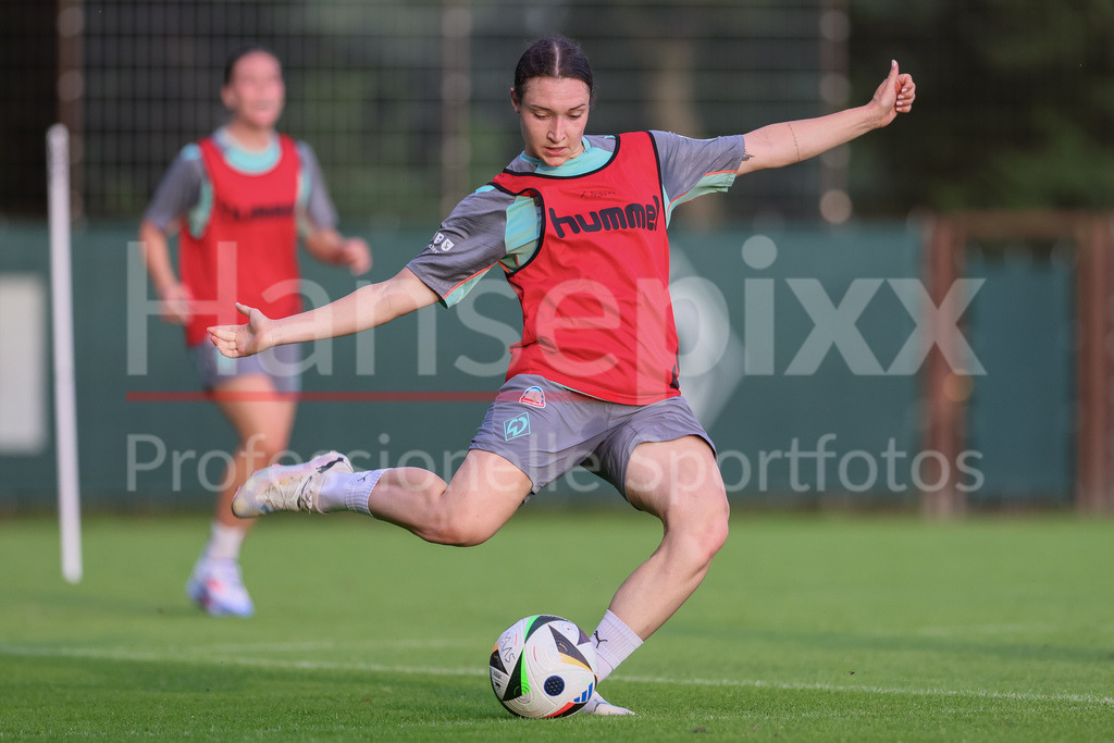 Fussball, Google Pixel Frauen-Bundesliga, Training SV Werder Bremen | v.li.: Sophie Weidauer (SV Werder Bremen, 9) am Ball, Einzelbild, Ganzkörper, Aktion, Action, Spielszene