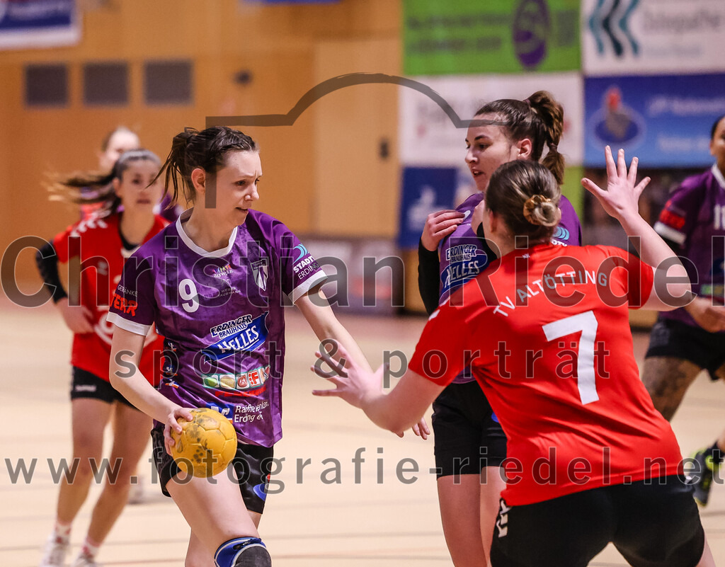 2025-01-18_024_SpVgg_Altenerding_gegen_TV_Altoetting | Erding, Deutschland, 18.01.2025:Handball, Bezirksoberliga Frauen Altbayern 2024 / 2024, 11. Spieltag, SpVgg Altenerding gegen TV Altötting, Endergebnis: 19:24Julia Kranich (SpVgg Altenerding, #9), Ines Hager (TV Altötting, #7)Foto: Christian Riedel / fotografie-riedel.net
