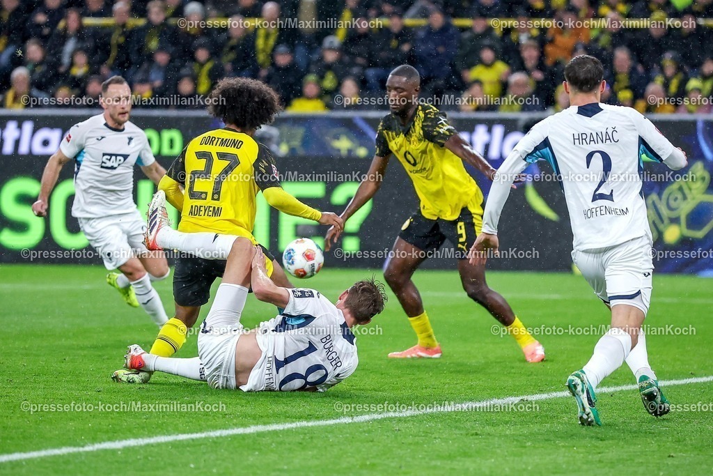 BVB07122501022 | 07.12.2025, Fußball, Borussia Dortmund - TSG 1899 Hoffenheimt, 1. Fußball Bundesliga, 13. Spieltag, Signal Iduna Park, Saison 2025 2026: Wouter Burger&nbsp;(TSG Hoffenheim #18) im Zweikampf gegen  Karim Adeyemi&nbsp;(BVB #27) im Strafraum neben Serhou Guirassy&nbsp;(BVB #09) und Robin Hranac&nbsp;(TSG Hoffenheim #02) Strafraumaktion  DFB regulations prohibit any use of photographs as image sequences and or quasi-video.