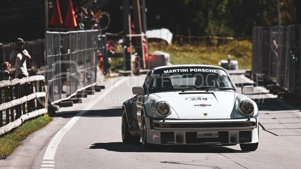 19. Arosa ClassicCar 2023 - 2. September 2023 | 19. Arosa ClassicCar 2023
Arosa, Schweiz
Seglias Patric aus Domat-Ems mit der Startnummer 248 in einem Porsche 930 Martini-Turbo, Jahrgang 1977, in der Klasse Classic Trophy.
@arosaclassiccar, @arosa.official, #arosaclassiccar, #arosa, #76curves, #classiccar
Bild: Sportfotografie Markus Aeschimann | www.markus-aeschimann.ch - Realisiert mit Pictrs.com