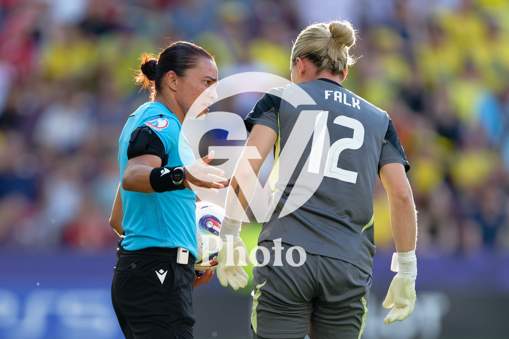 Denmark v Sweden - UEFA Women's EURO 2025 Group C | GENEVA, SWITZERLAND - JULY 4: Edina Alves referre (L)  asks to Jennifer Falk of Sweden (R) if she is ok after having cramps  during the UEFA Womens EURO 2025 Group C match between Denmark and Sweden at Stade de Geneve on July 4, 2025 in Geneva, Switzerland. (Photo by Giuseppe Velletri/Sports Press Photo/Getty Images)