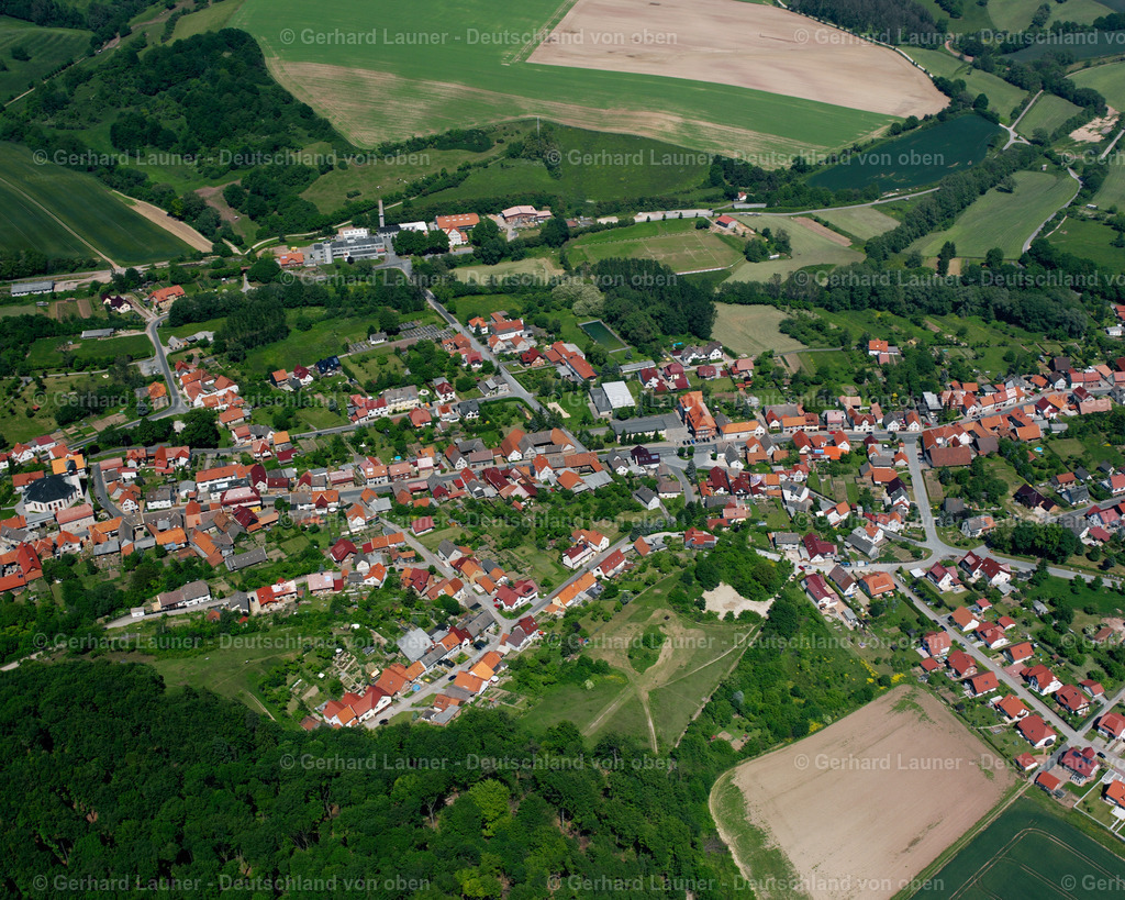 2634347 | WEIßENBORN-LüDERODE 09.06.2006 Landwirtschaftliche Nutzflächen und Feldgrenzen  umsäumen das Siedlungsgebiet des Dorfes in Weißenborn-Lüderode im Bundesland Thüringen, Deutschland // Agricultural land and field boundaries surround the settlement area of the village  in Weißenborn-Lüderode in the state Thuringia, Germany Foto: Gerhard Launer