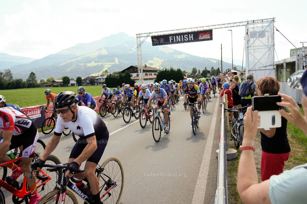 509_20230817_Bewerb_Maenner_Muehlanger | AUT - OESTERREICH, 2023-08-16: SPORT RENNRAD-FAHREN - 55. INTERNATIONALER RADWELTPOKAL IN ST. JOHANN IN TIROL  - Vintage-Radrennen mit WM-Bronze-Medaillen-Siegerin Christina Schweinberger, den Teilnehmer und Alexander Baumann (vom Orginastions-Team) - TAG 2 BEWERB MAENNER IN SECHS GRUPPEN  ; Foto: Roland Muehlanger