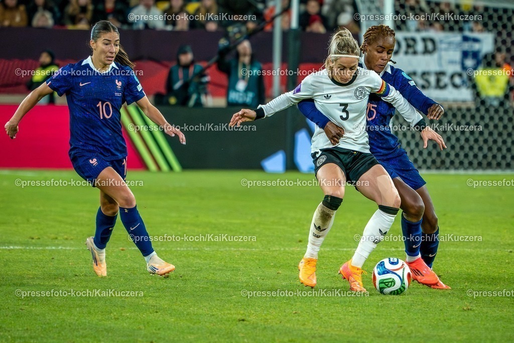 xKKUx24102501121 | 24.10.2025, xkkux, Fußball, UEFA Women s Nations League Halbfinale, Saison 2025/2026, Länderspiel Hinspiel in der MERKUR SPIEL-ARENA Düsseldorf, Kathrin Hendrich (GER #03) im Zweikampf gegen  Kelly Gago (FRA #15) 