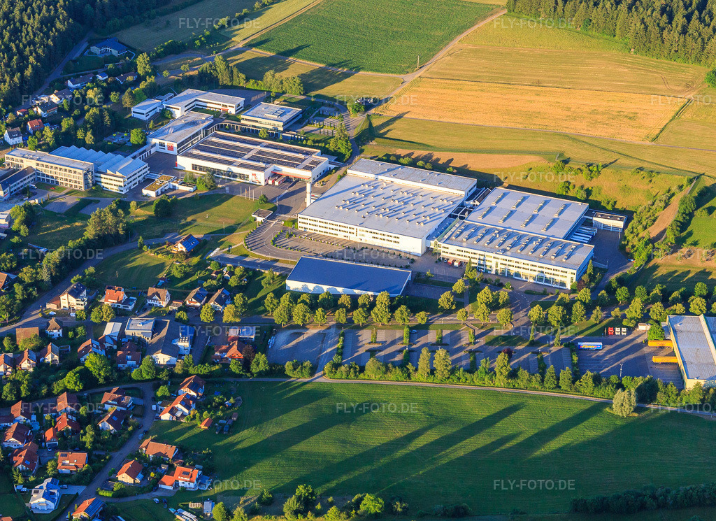 Luftbild: fischer werke Werk Tumlingen im Ortsteil Tumlingen in Waldachtal im Bundesland Baden-Württemberg in Deutschland. Foto: IMG_149046.jpg vom 28.06.2025 durch Werner Riehm/FLY-FOTO.deInnovative Befestigungstechnik vom Spezialisten | fischer