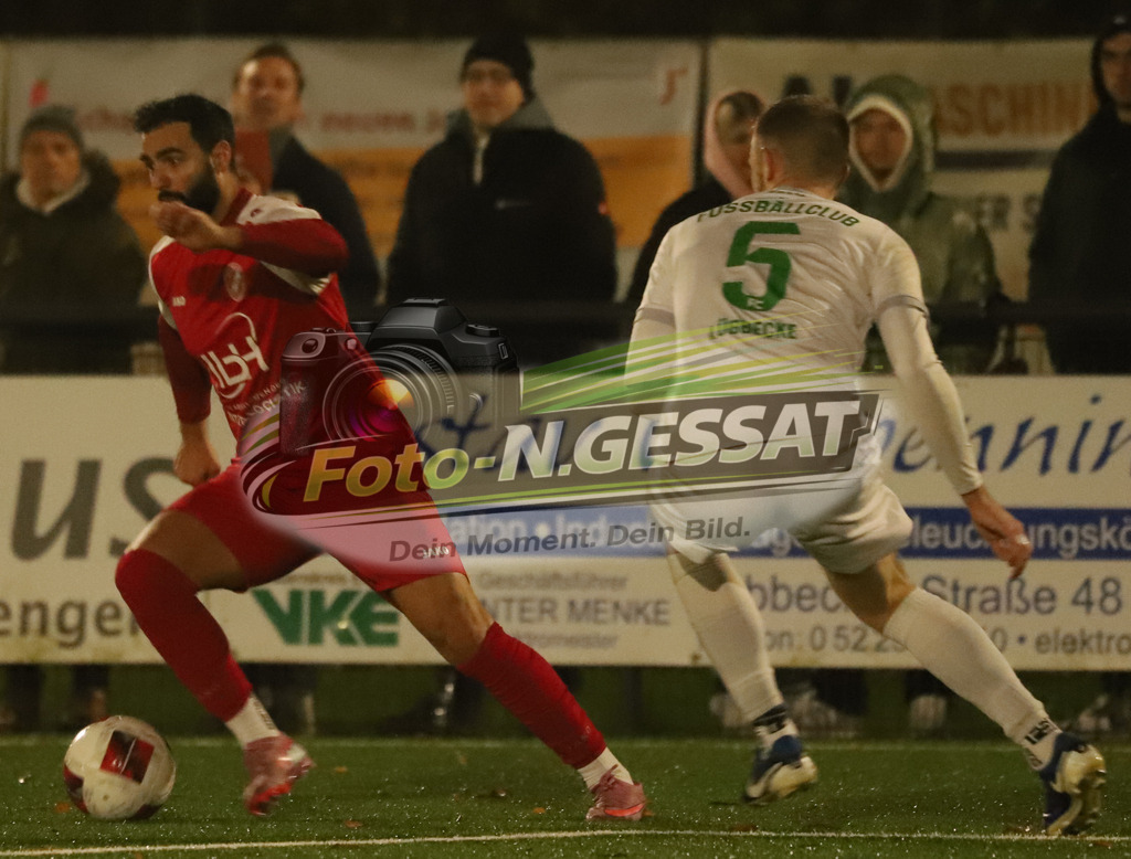 FC RW Kirchlengern - FC Lübbecke | Auf dem Bild zu sehen: rot FC RW Kirchlengern: Omar Khaled ; weiß FC Lübbecke: Robert WiensFC RW Kirchlengern, FC Lübbecke, Saison 25/26, Landesliga, Kirchlengern, Deutschland - Realisiert mit Pictrs.com