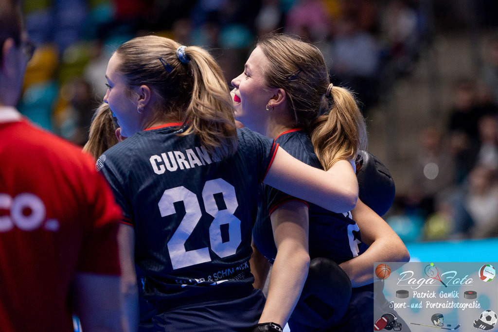 Volvo E.R.B. Final 4 Halbfinale Frauen: Der Club an der Alster - Berlienr HC, 25.01.2025 | Philine Drumm (Berliner HC #27) & Philine Drumm (Berliner HC #27) nach dem TOr / Treffer, Der Club an der Alster - Berliner HC, Frankfurt, Süwag Arena, 25.1.2025 - Realisiert mit Pictrs.com