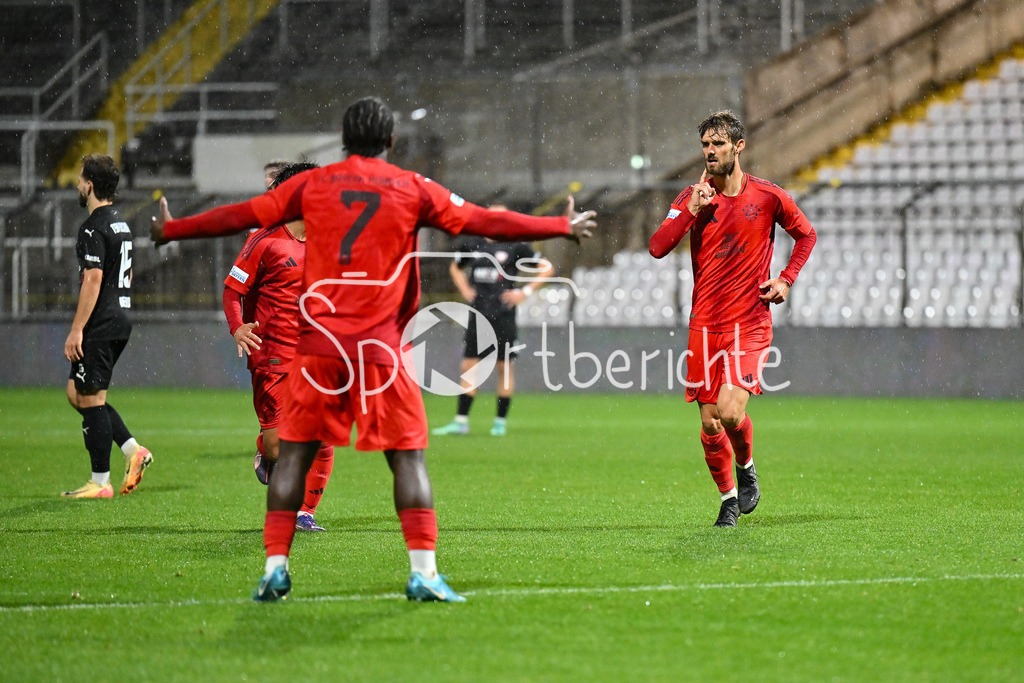 FC Bayern Amateure - TSV Buchbach | Jubel nach dem Treffer zum 2-1 durch Luca DENK (FC Bayern München II #6) / Tor / Jubel / Happy / Tor / torschuezte / Regionalliga Bayern: FC Bayern München II - TSV Buchbach, Gruenwalder Stadion am 27.09.2024