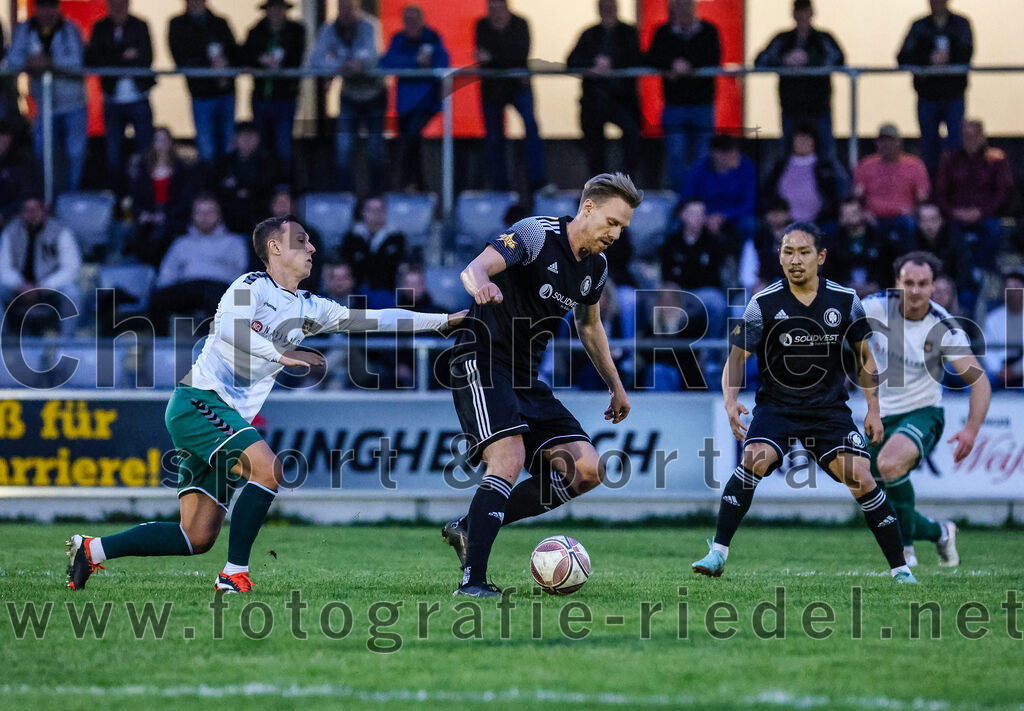 2024-04-05_063_FC_Schwaig_gegen_SV_Pullach | Oberding, Deutschland, 05.04.2024:
Fußball, Landesliga Südost 2023 / 2024, 28. Spieltag, FC Schwaig gegen SV Pullach, Endergebnis: 2:0

Maximilian Hellinger (FC Schwaig, #23), Maximilian Stapf (SV Pullach, #23), Keita Kawai (SV Pullach, #17)

Foto: Christian Riedel / fotografie-riedel.net