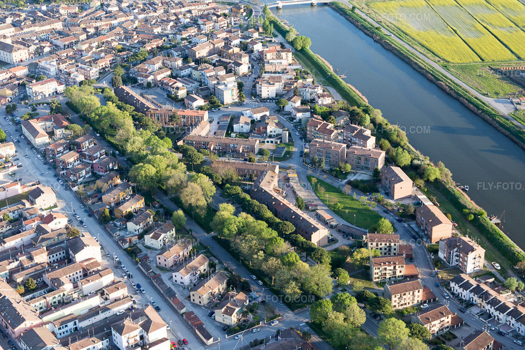 Aerial view: View of the town in Comacchio in the state Ferrara, Italy. – Photo: IMG_098669.jpg taken on 04/06/2017 by Werner Riehm/FLY-FOTO.com – Resolution of the original: 5472 x 3648 px