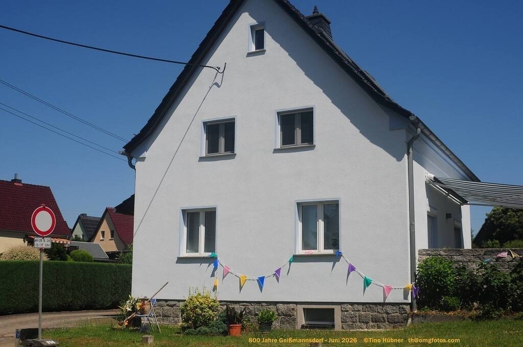 Geißmannsdorf-2026-Ortsbilder-561 | Geißmannsdorf bei Bischofswerda im Sommer 2026. Ein fotografischer Streifzug durch das Dorf Geißmannsdorf, mit Gebäuden, Straßen, Strohpuppen und geschmückten Vorgärten und Grundstücken anlässlich der 800-Jahr-Feier von Geißmannsdorf im Juni 2026 - Realisiert mit Pictrs.com