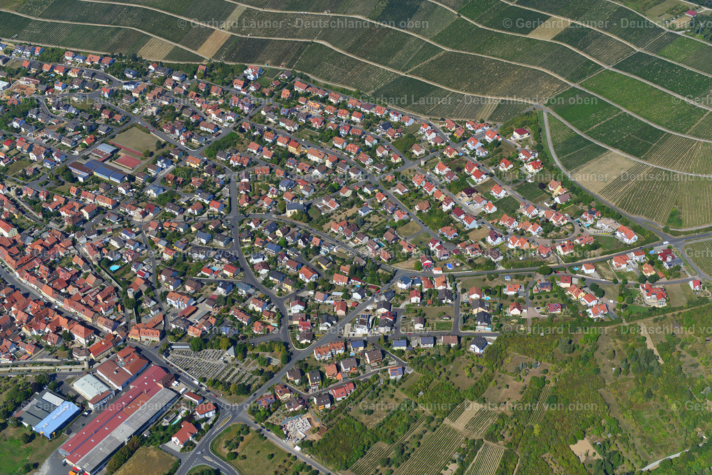 3650325 | Eibelstadt 31.08.2016 Wohngebiet einer Einfamilienhaus- Siedlung am Rande von landwirtschaftlichen Feldern in Eibelstadt im Bundesland Bayern, Deutschland // Single-family residential area of settlement on the edge of agricultural fields in Eibelstadtin the state Bavaria, Germany Foto: Gerhard Launer