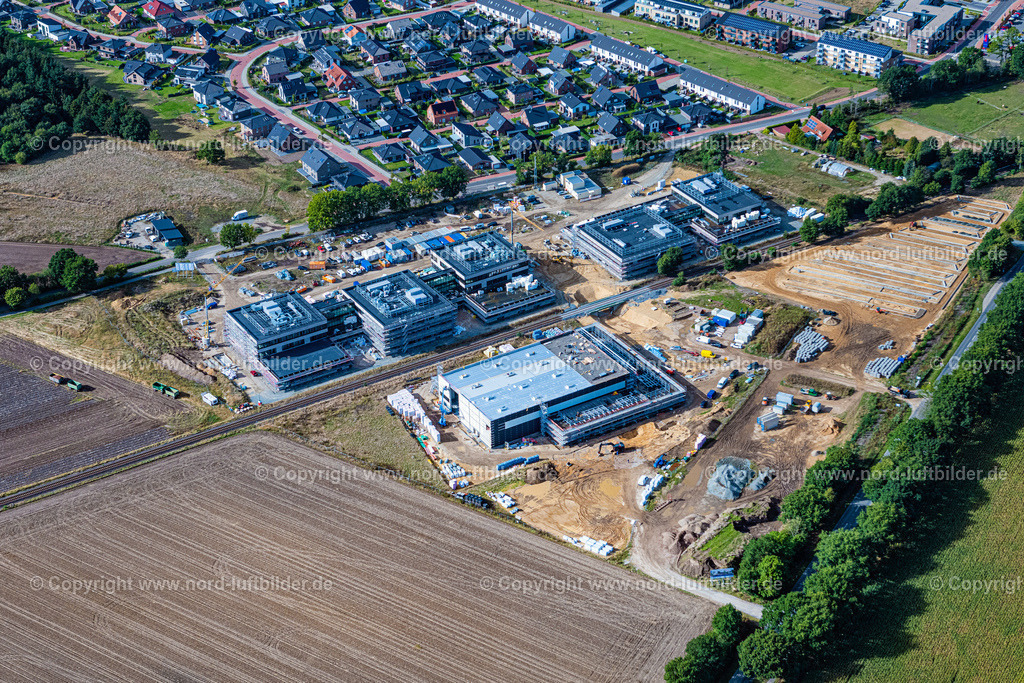Stade_Riensförde_Bildungscampus_ELS_3347200922 | STADE 20.09.2022 Baustelle zum Neubau des Gebäudekomplexes des Weiterbildungs- und Bildungszentrums " BCR Bildungscampus Riensförde " an der Straße Stadtweg im Ortsteil Riensförde in Stade im Bundesland Niedersachsen, Deutschland. Weiterführende Informationen bei: Claudia Blaurock  Landschaftsarchitektur,  GOLDBECK GmbH,  PD - Berater der öffentlichen Hand GmbH,  gmp International GmbH. // Construction site for the new building complex of the education and training center in the district Riensfoerde on street Stadtweg in the district Riensfoerde in Stade in the state Lower Saxony, Germany. Further information at: Claudia Blaurock  Landschaftsarchitektur,  GOLDBECK GmbH,  PD - Berater der oeffentlichen Hand GmbH,  gmp International GmbH. Foto: Martin Elsen
