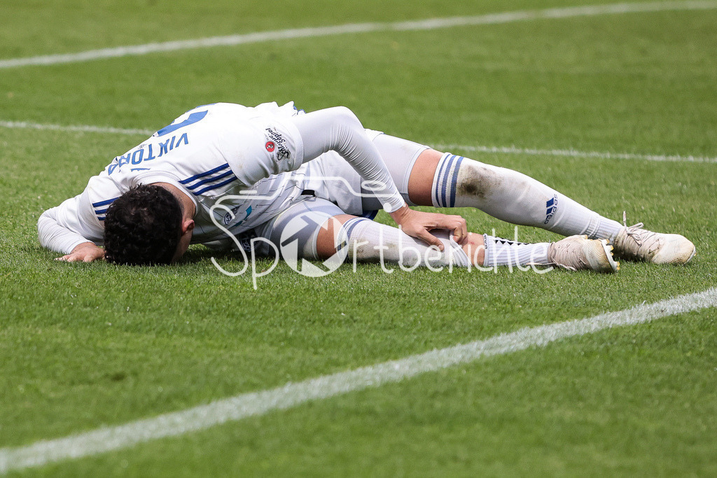 Türkgücü München - SV Viktoria Aschaffenburg | Hamza BOUTAKHRIT (SVVA #22) liegt angeschlagen am Boden / verletzt / Einzelfoto / Freisteller