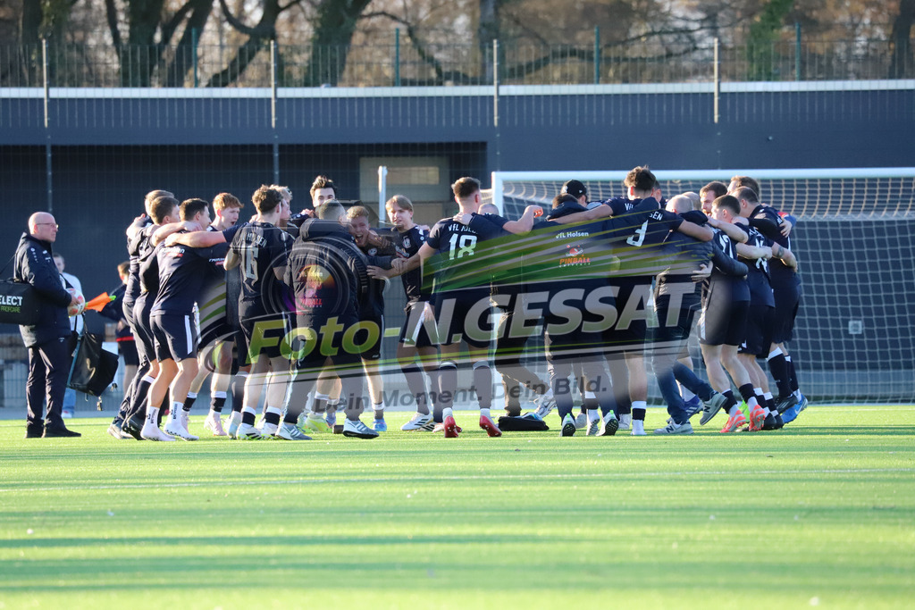 VfL Holsen - Bünder SV | Auf dem Bild zu sehen: Schwarz VfL Holsen: Derbysieger schallt es nach dem Spiel auf dem PlatzVfL Holsen, Bünder SV, Saison 25/26, Kreisliga A, Deutschland - Realisiert mit Pictrs.com