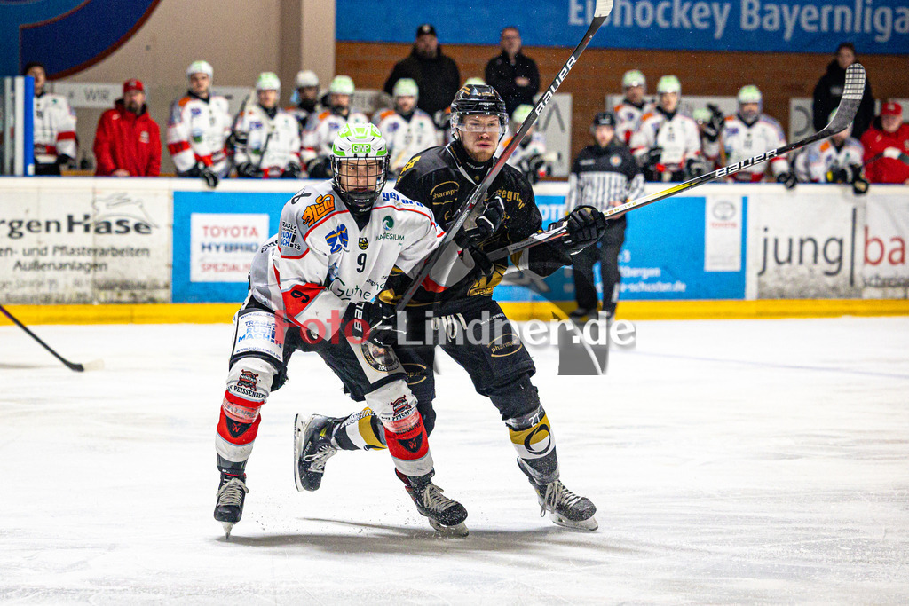 EHC Königsbrunn PINGUINE gegen TSV Peißenberg MINERS | Eishockey Bayernliga Herren Playoffs Viertelfinale 2024/25 - Spiel 5 von 7, EHC Königsbrunn PINGUINE gegen TSV Peißenberg MINERS, 20250218,Zweikampf,2025-02-18 in Königsbrunn (Eisstadion Königsbrunn)Anton ENGEL (MINERS 9), Toms PROKOPOVICS (EHC 27)Copyright: WolfgangxLindner foto-lindner.de