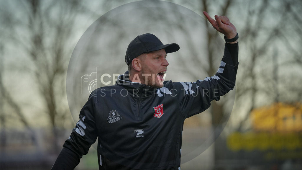 Fußball, Herren, Saison 2025/2026, Regionalliga Nordost, 22. Spieltag, FSV 63 Luckenwalde vs. Hallescher FC, Dienstag 07.04.2026, Werner-Seelenbinder-Stadion Luckenwalde, | Fußball, Herren, Saison 2025/2026, Regionalliga Nordost, 22. Spieltag, FSV 63 Luckenwalde vs. Hallescher FC, Dienstag 07.04.2026, Werner-Seelenbinder-Stadion Luckenwalde, Im Bild: Robert Schröder (Trainer HFC) aktiv an der Seitenlinie. - Realisiert mit Pictrs.com