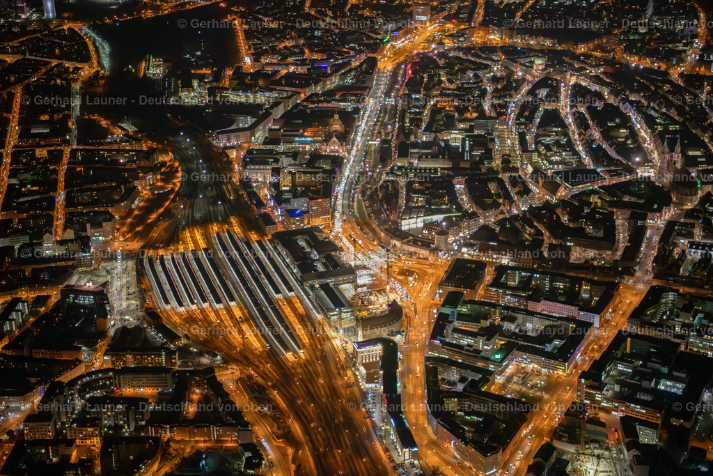 3901634 | NüRNBERG 21.08.2021 Gleisverlauf und Gebäude des Hauptbahnhofes der Deutschen Bahn im Ortsteil Mitte in Nürnberg im Bundesland Bayern, Deutschland. Weiterführende Informationen bei: DB Netz AG,  Deutsche Bahn AG. // Track progress and building of the main station of the railway in the district Mitte in Nuremberg in the state Bavaria, Germany. Further information at: DB Netz AG,  Deutsche Bahn AG. Foto: Gerhard Launer