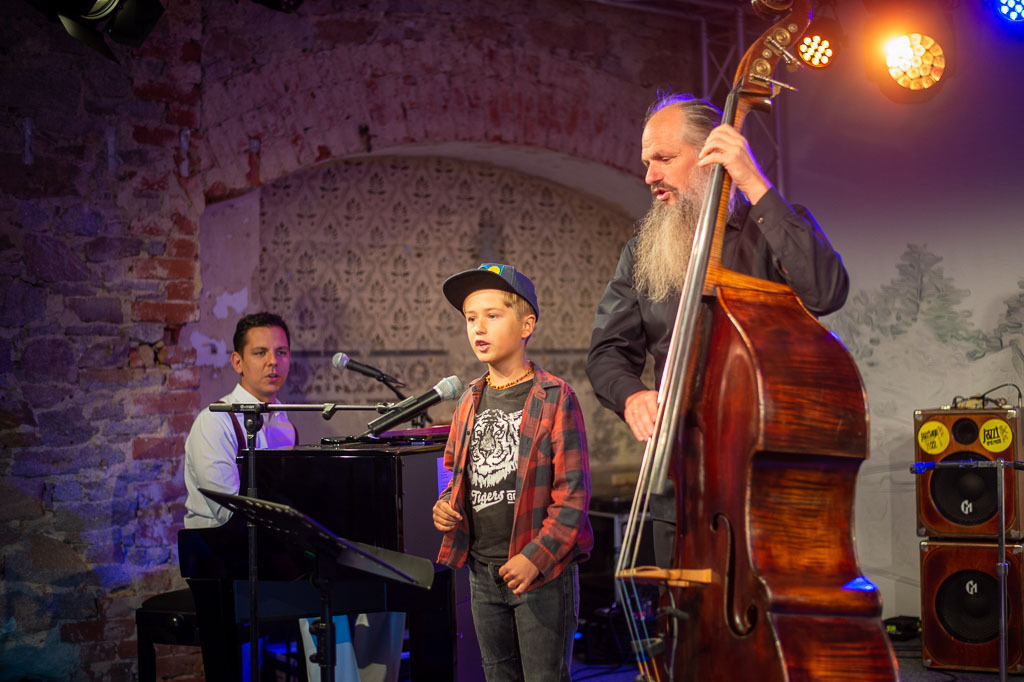 Summ Summ Salsa | Kinderkonzert Summ Summ Salsa mit Klazz Brothers & Cuba Percussion im Forte Belvedere Leisnig zum Festival Hallo Leisnig 2022. - Realisiert mit Pictrs.com