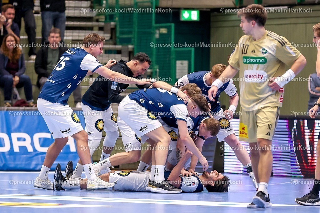 BHC05112501223 | 05.11.2025, Handball, Achtelfinale DHB-Pokal, Bergischer HC - TSV Hannover-Burgdorf, Unihalle Wuppertal: Abschlussjubel nach dem Sieg des BHC gegen Hannover mit 40:38 in der zweiten Verlängerung. Eloy Morante Maldonado (BHC #33) Lars Kooij (BHC #15) Soeren Steinhaus (BHC #53) Noah Beyer (BHC #02) Johannes Wasielewski (BHC #77) Julian Fuchs (BHC #46) 