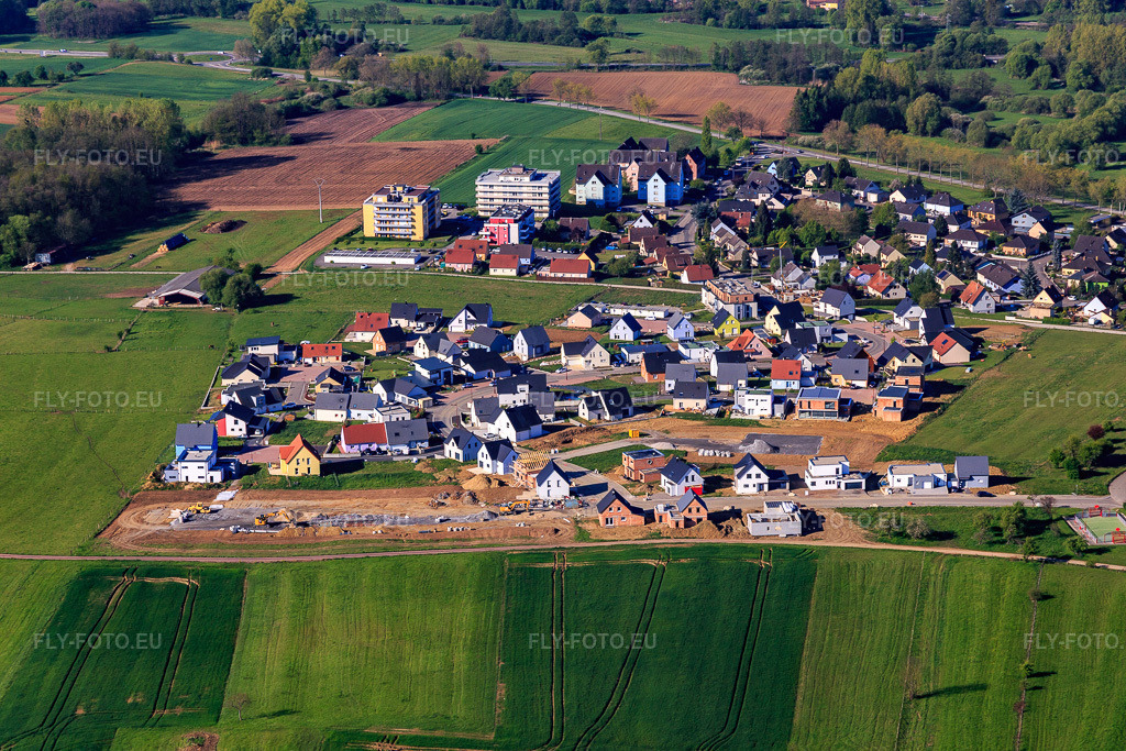 Vue aérienne: Nouveau quartier de développement Rue des Minières à Gundershoffen dans le département Bas Rhin, France – .Photo: IMG_099399.jpg prise le 30/04/2017 par Werner Riehm/FLY-FOTO.eu – Résolution de l'original: 5472 x 3648 px