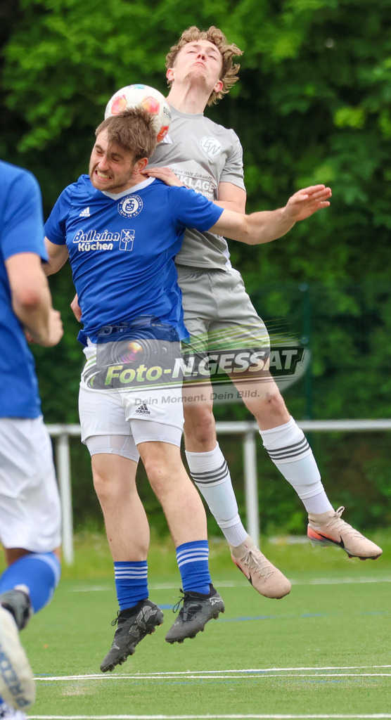 SV Enger-Westerenger - TuS Bruchmühlen | Auf dem Bild zu sehen: grau SV Enger-Westerenger: Fabrice Walter ; blau TuS Bruchmühlen: Deniz Ali Parlak SV Enger-Westerenger, TuS Bruchmühlen, Saison 25/26, Kreisliga A, Enger, Deutschland - Realisiert mit Pictrs.com