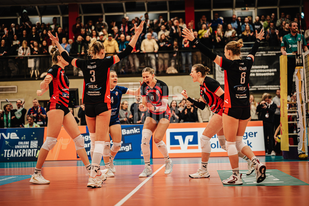 Volleyball | Frauen | Saison 2025/2026 | Volleyball Bundesliga | ETV Hamburger Volksbank Volleys vs. USC Münster | 22.01.2026 | Jubel beim ETV, v.l. Leonie Körtzinger (#7, ETV Hamburger Volksbank Volleys), Lina Köster (#3, ETV Hamburger Volksbank Volleys), Sarah Stiriz (#4, ETV Hamburger Volksbank Volleys), Svea Frobel (#11, ETV Hamburger Volksbank Volleys), Louisa Krams (#17, ETV Hamburger Volksbank Volleys) und Zoe Konjer (#8, ETV Hamburger Volksbank Volleys)