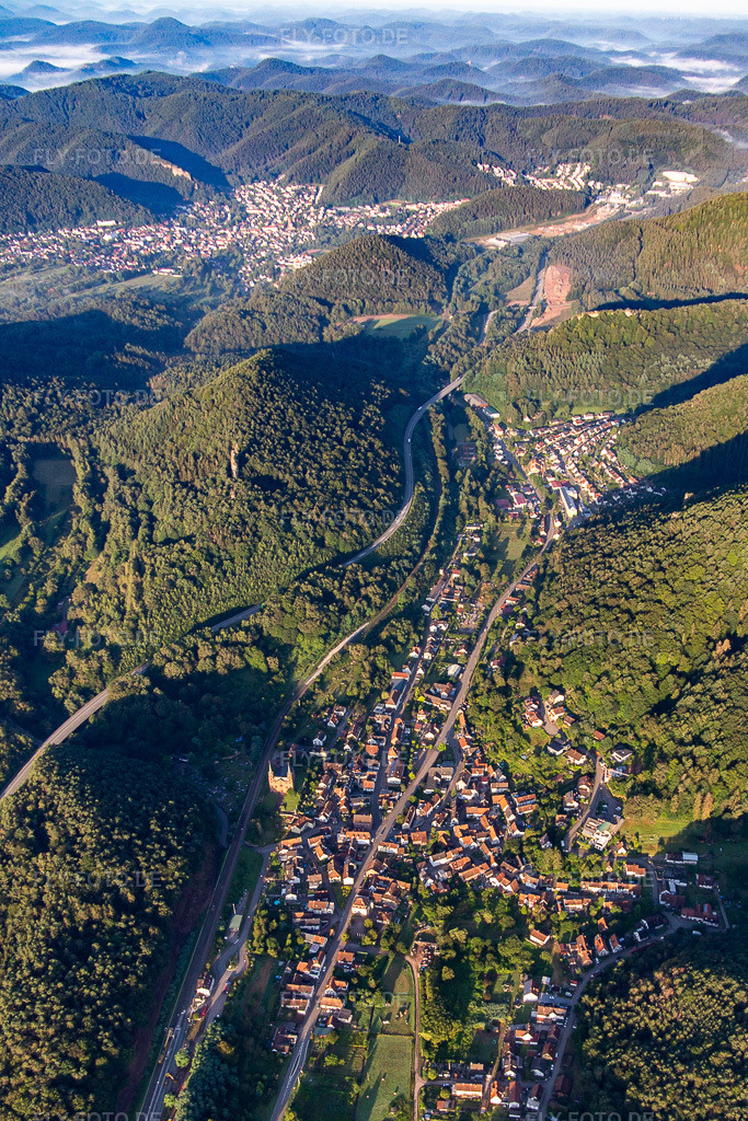 Luftbild: Ortsansicht von Osten in Wilgartswiesen im Bundesland Rheinland-Pfalz in Deutschland. Foto: IMG_143051.jpg vom 06.08.2024 durch Werner Riehm/FLY-FOTO.de