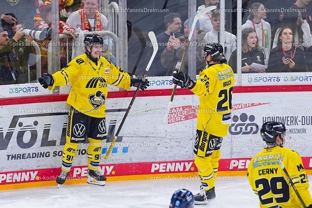 xYDRx30112501006 | 30.11.2025, xydrx, Eishockey, DEL2, Düsseldorfer EG - Krefeld Pinguine, PSD Bank Dome Düsseldorf: Torjubel nach dem Tor zum 1:0 für die Krefeld Pinguine durch Torschütze Roppe Maekitalo (Krefeld Pinguine #91) zusammen mit Daniel Bruch (Krefeld Pinguine #26)Photo: xYannisxDreimannxPressefotoKochx