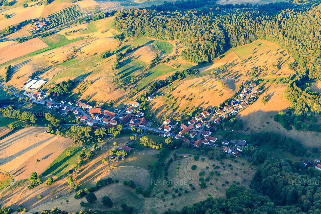 Luftbild: Dorfansicht im Odenwald aus Norden im Ortsteil Mittershausen in Heppenheim im Bundesland Hessen in Deutschland. Foto: IMG_109446.jpg vom 31.07.2018 durch Werner Riehm/FLY-FOTO.de