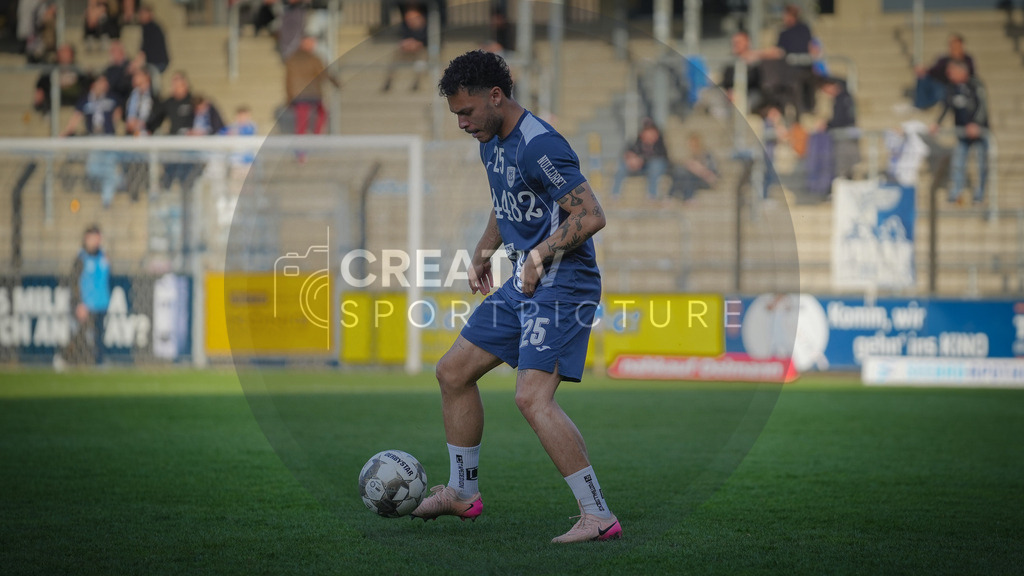 Fußball, Herren, Saison 2025/2026, Regionalliga Nordost, 30. Spieltag, FSV 63 Luckenwalde vs. SV Babelsberg 03, Freitag 17.04.2026, Karl-Liebknecht-Stadion Potsdam | Fußball, Herren, Saison 2025/2026, Regionalliga Nordost, 30. Spieltag, FSV 63 Luckenwalde vs. SV Babelsberg 03, Freitag 17.04.2026, Karl-Liebknecht-Stadion Potsdam, Im Bild: Theo Ogbidi (Babelsberg) beim Aufwärmen - Realisiert mit Pictrs.com