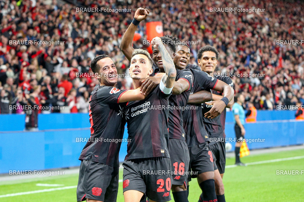 Bayer 04 Leverkusen vs Eintracht Frankfurt - Bundesliga  | Leverkusen, Deutschland, 12.09.25:   Alejandro Grimaldo (Bayer 04 Leverkusen) Torjubel, jubelt mit seiner Mannschaft nach dem Treffer zum 3:1 waehrend des Spiels der Bundesliga zwischen  Bayer 04 Leverkusen vs Eintracht Frankfurt in der BayArena(Foto von Brauer-Fotoagentur / Adrian Schlueter)