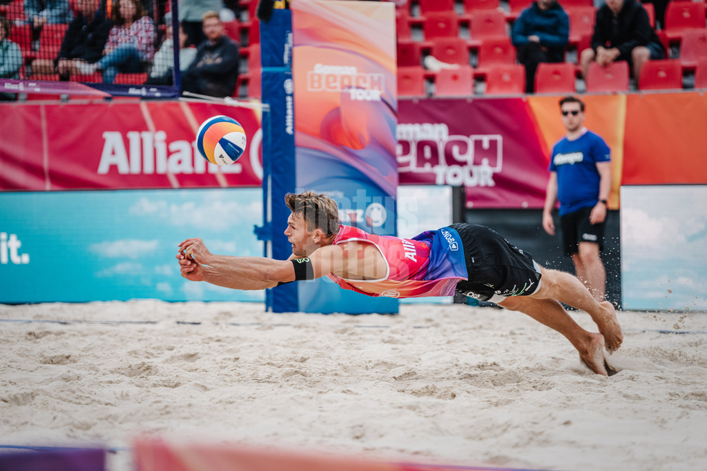 Beachvolleyball | Männer | German Beach Tour 2024 | Tourstop Bremen | 07.06.2024 | Daniel Kirchner springt zum Ball