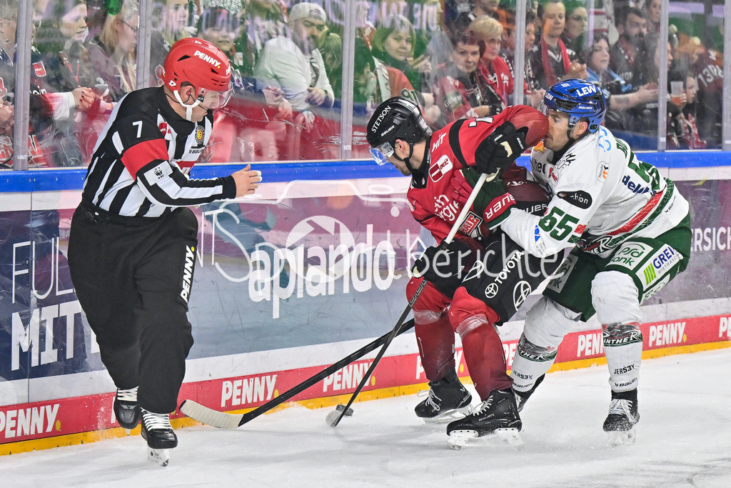 Kölner Haie - Augsburger Panther | KÖLN, DEUTSCHLAND - 04. MÄRZ: im Duell Dominik BOKK (Kölner Haie 78) und Ryan BUTTON (Augsburger Panther 55) während dem Match zwischen den Kölner Haien und den Augsburger Panthern am 48. Spieltag der Penny DEL in der Lanxess Arena