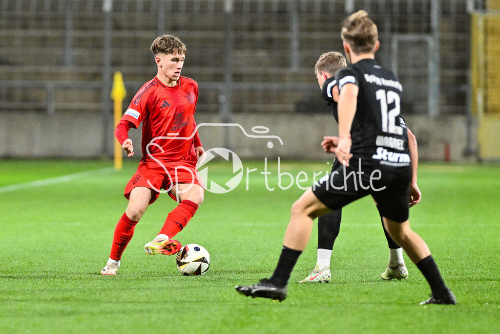 FC Bayern Amateure - SpVgg Hankofen-Hailing | im Duell Tim BINDER (FC Bayern München II #7) und Tobias LERMER (Hankofen 22) / zweikampf / Brian WAGNER (Hankofen 12) / Regionalliga Bayern: FC Bayern Muenchen II - SpVgg Hankofen-Hailing, Gruenwalder Stadion am 28.03.2025