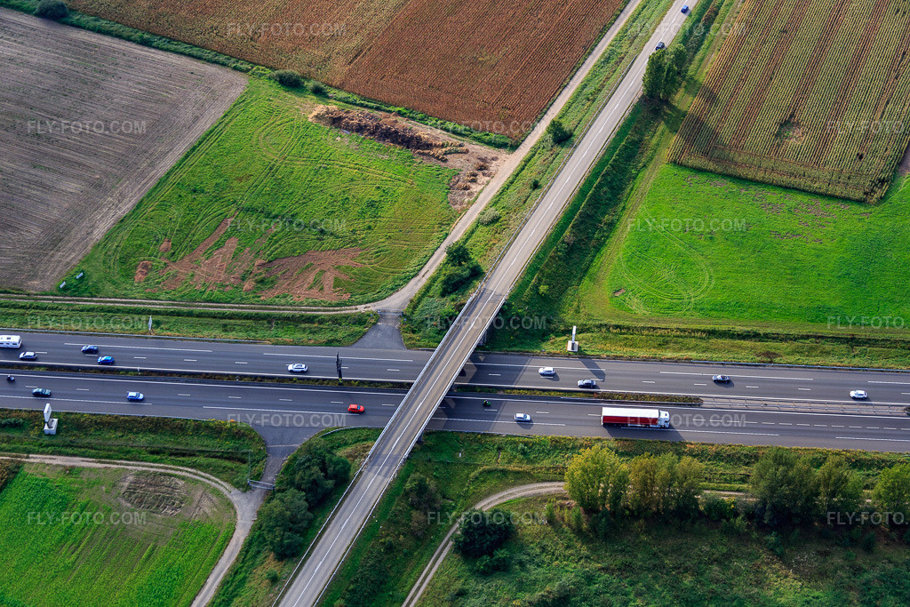 Aerial view: Bridge for the D226 over the A35 in Vendenheim in the state Bas-Rhin, France. – Photo: IMG_074118.jpg taken on 10/04/2014 by Werner Riehm/FLY-FOTO.com – Resolution of the original: 5472 x 3648 px