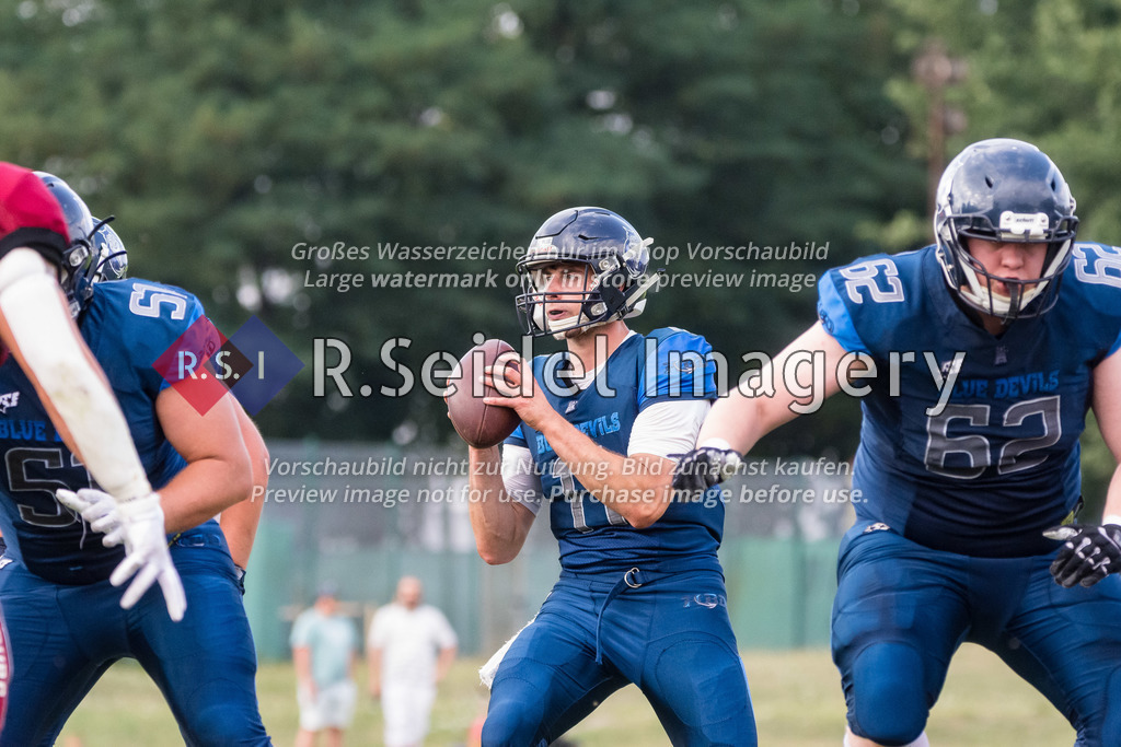American Football, Saison 2022, Regionalliga Nord, Hamburg Blue Devils - Hamburg Pioneers, Dr.-Hermann-Schnell-Sportplatz (Hamburg), 13.08.2022, 8. Gameweek | Leif Plagge (#11, Blue Devils, QB)