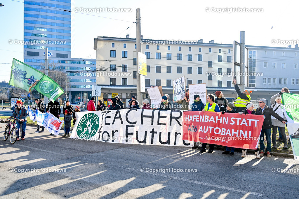 Demonstration gegen die Fertigstellung der A26 Westring_ 20.01.2024-19 | 20.01.2024, Linz, AUT, Demonstration, im Bild Teilnehmer der Demonstration gegen die Fertigstellung der A26 Westring, Autobahn, Verkehr, Verkehrswende, Klima, Klimawandel, Red Rebells, Trauermarsch, Aktivisten, Musik, Transparente, Tafeln, Schilder, Ansprache, Polizei, Polizeiauto, Absperrung, Wissensturm
