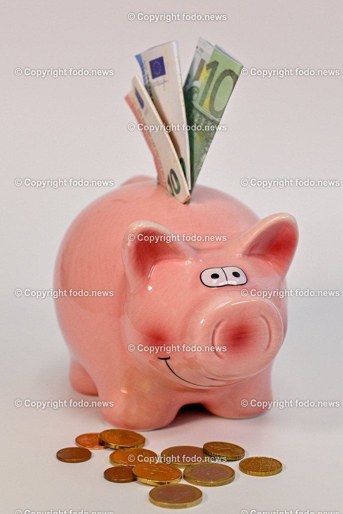 Sparschwein_ 21.12.2024-8 | 21.12.2024, Linz, AUT, Sparschwein, im Bild Themenbild, Sparschwein, Schwein, sparen, Geld, Euroscheine, Muenzen