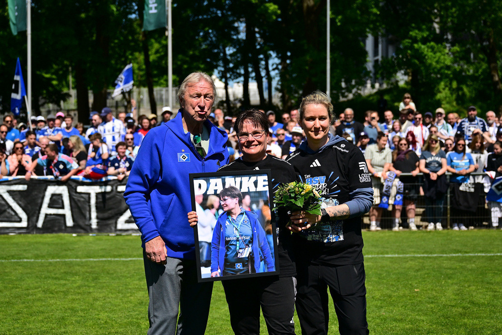 Fußball I Frauen I Saison 2024-2025 I 2. Bundesliga I 25. Spieltag I Hamburger SV - SC Freiburg II | Abschied mitte: Susanne Rodekamp (Susi) - Realisiert mit Pictrs.com