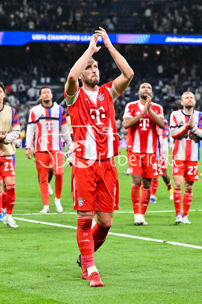 Real Madrid - FC Bayern München | MADRID, SPAIN - 07. APRIL: players form Bayern celebrating the win in Madrid with the fans after the UEFA Champions League match between Real Madrid vs. FC Bayern Munich on Quarterfinal first leg at Estadio Santiago Bernabeu / Harry KANE (FC Bayern Munich 9)
