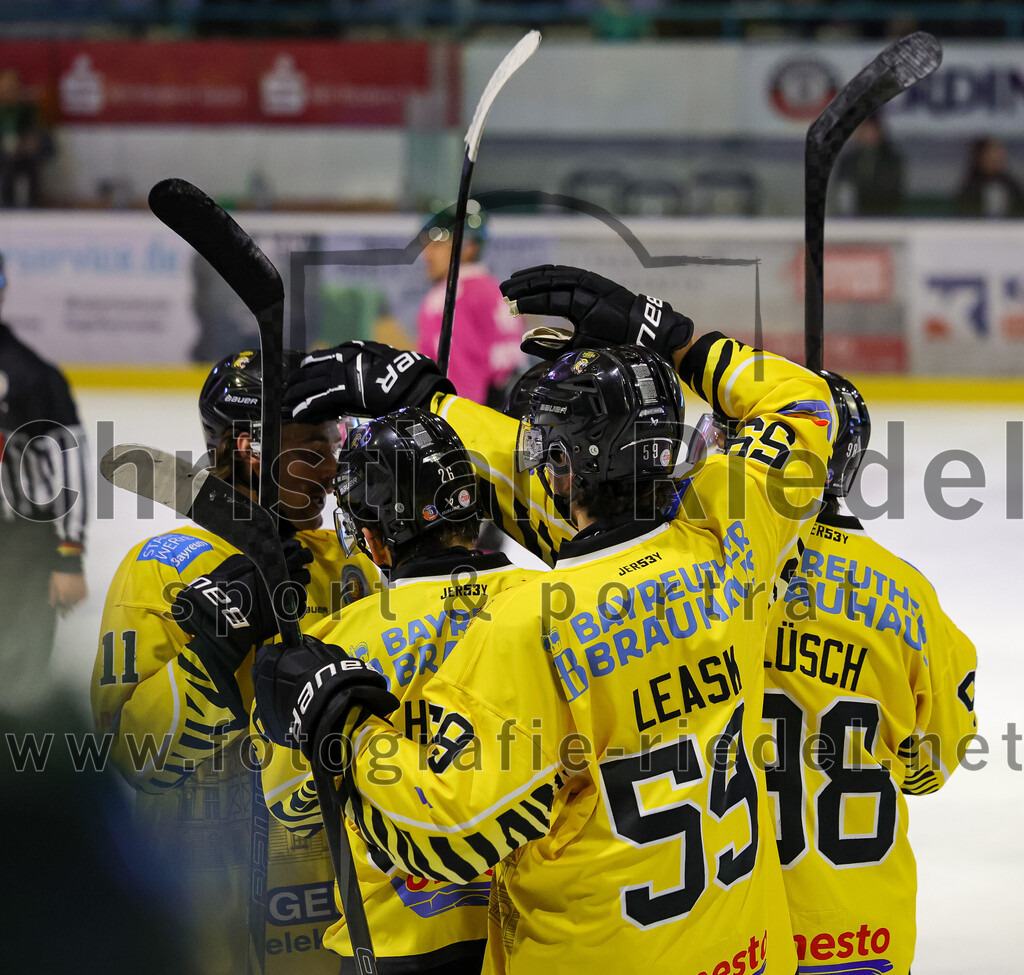 2025-10-10_090_TSV_Erding_gegen_onesto_Tigers_Bayreuth | Erding, Deutschland, 10.10.2025:Eishockey, Oberliga Süd 2025 / 2026, 7. Spieltag, TSV Erding gegen onesto Tigers Bayreuth, Endergebnis: 2:5Jubel nach dem 1:2 Foto: Christian Riedel / fotografie-riedel.net