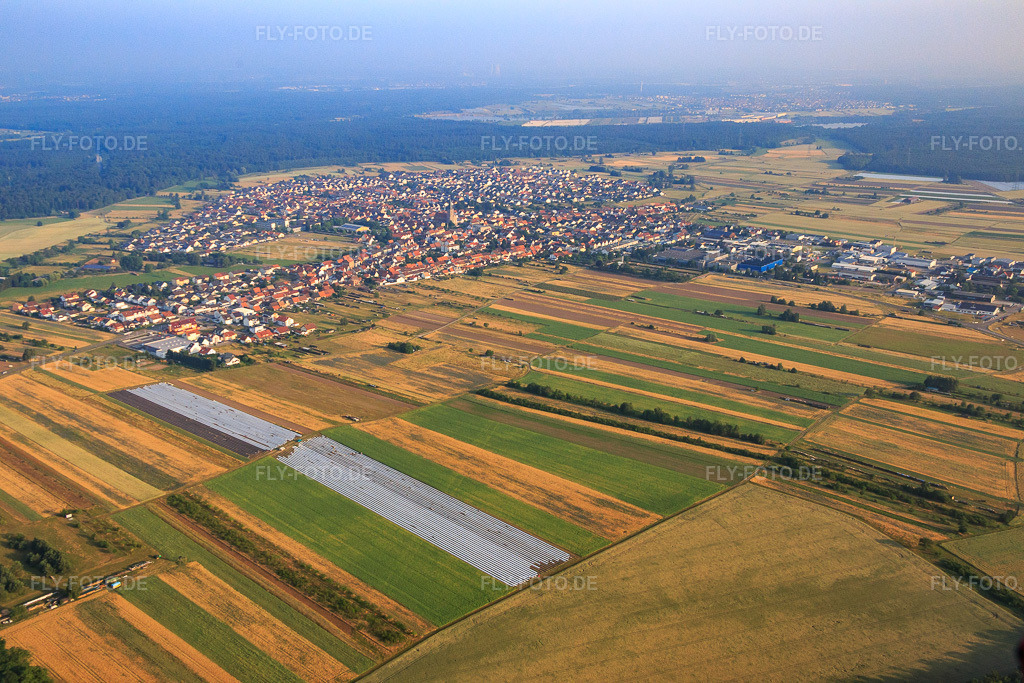 Luftbild: Ortsfübersicht aus Südosten in Hambrücken im Bundesland Baden-Württemberg in Deutschland. Foto: IMG_080486.jpg vom 12.06.2015 durch Werner Riehm/FLY-FOTO.de