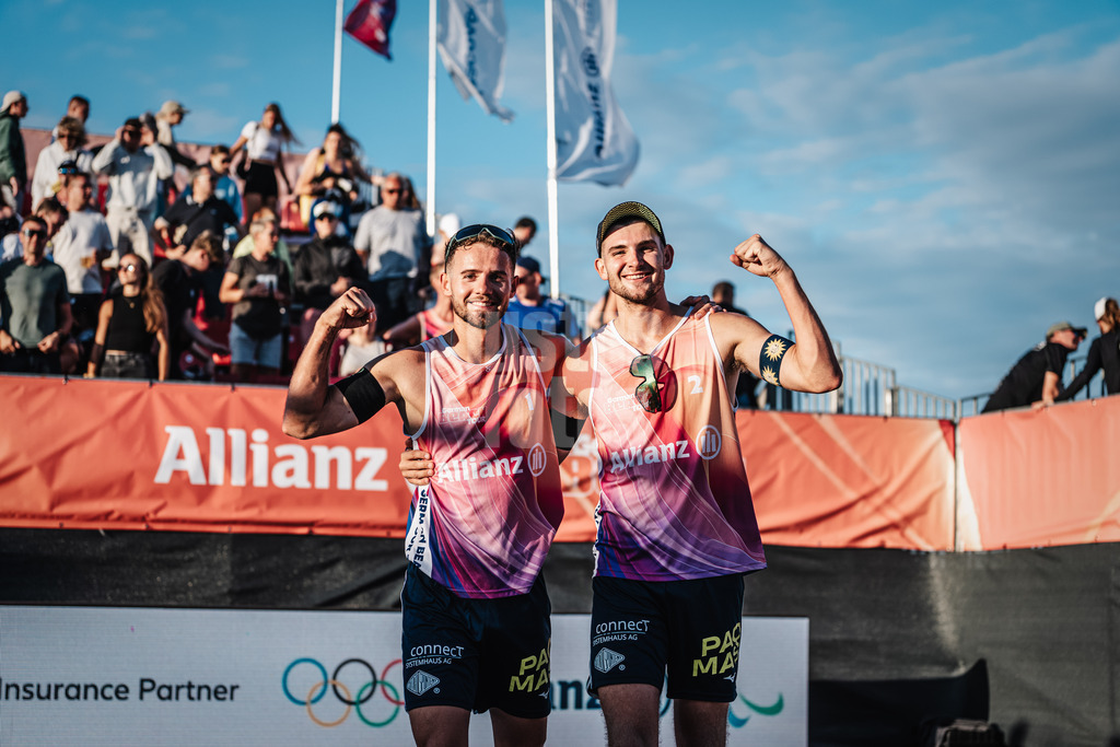 Beachvolleyball | Männer  | Allianz German Beach Tour 2024 | Tourstop Kühlungsborn | 10.08.2024 | v.l. Jonas und Benedikt Sagstetter jubeln und freuen sich nach dem Sieg