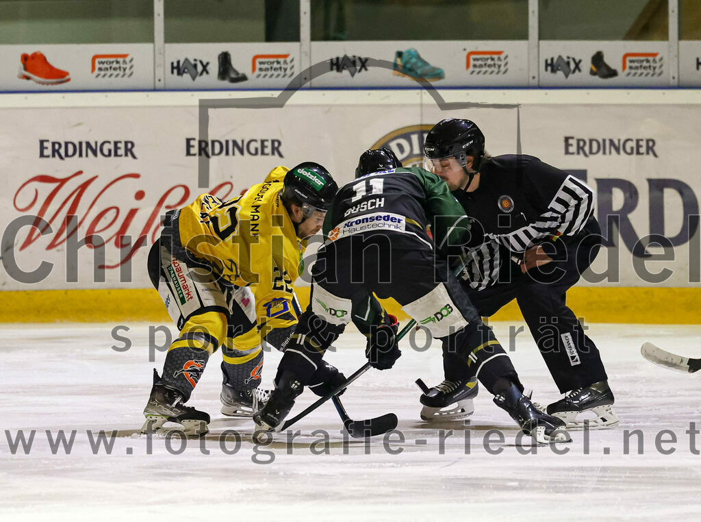 2023-02-10_037_TSV_Erding_gegen_ERSC_Amberg | Erding, Deutschland, 10.02.2023:
Eishockey, Bayernliga Meisterrunde Gruppe B 2022 / 2023, 3. Spieltag, TSV Erding gegen ERSC Amberg, Endergebnis: 6:3

Brett Mennear (ERSC Amberg, #22), Sebastian Busch (Erding Gladiators, #11)

Foto: Christian Riedel / fotografie-riedel.net