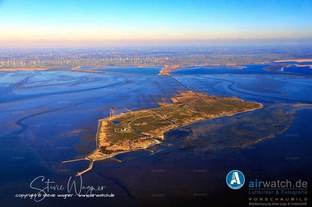Nordstrandischmoor liegt im nordfriesischen Wattenmeer - Luftbild | Nordstrandischmoor liegt im nordfriesischen Wattenmeer in Schleswig-Holstein, etwa 7 km nordwestlich der Halbinsel Nordstrand und östlich der Insel Pellworm.  Als Teil der Gemeinde Nordstrand ist sie über einen Lorendamm mit dem Festland (Beltringharder Koog) verbunden.