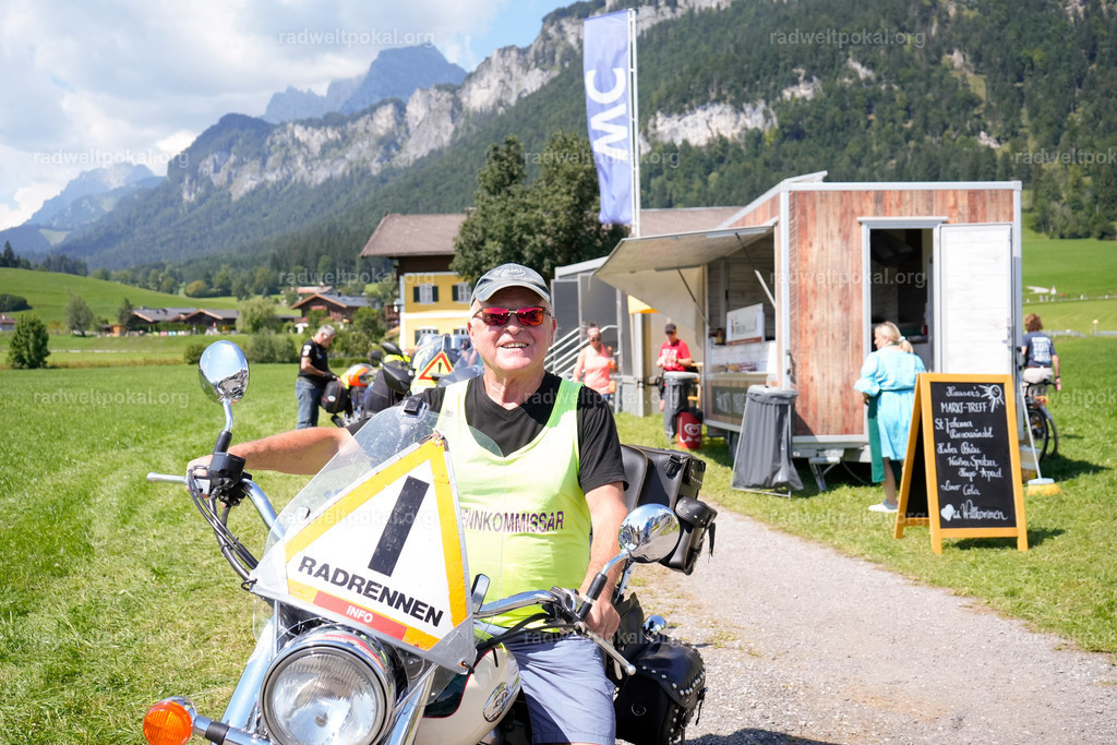 72_20230817_Bewerb_Maenner_Muehlanger | AUT - OESTERREICH, 2023-08-16: SPORT RENNRAD-FAHREN - 55. INTERNATIONALER RADWELTPOKAL IN ST. JOHANN IN TIROL  - Vintage-Radrennen mit WM-Bronze-Medaillen-Siegerin Christina Schweinberger, den Teilnehmer und Alexander Baumann (vom Orginastions-Team) - TAG 2 BEWERB MAENNER IN SECHS GRUPPEN  ; Foto: Roland Muehlanger